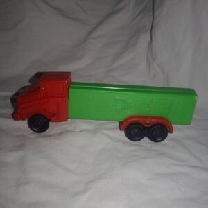 Vintage Pez Semi Truck Candy Dispenser No Foot Transportation Big Rig.  4" long